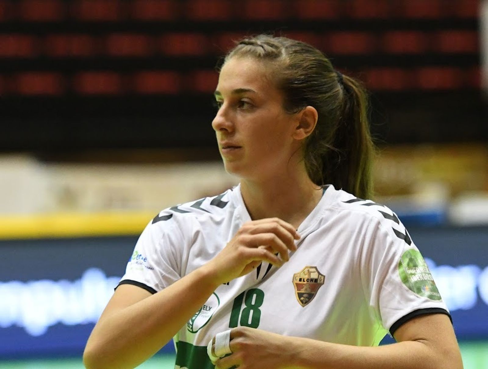 La algecireña Jénnifer Gutiérrez, con la camisola de su equipo, el Elche