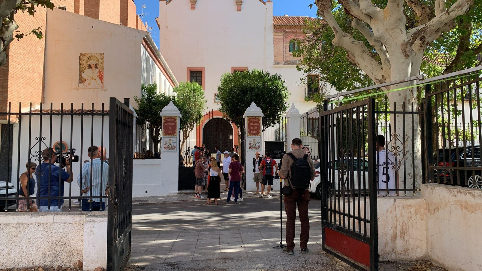 Estado de la iglesia donde se ha encerrado la madre de Rubiales.