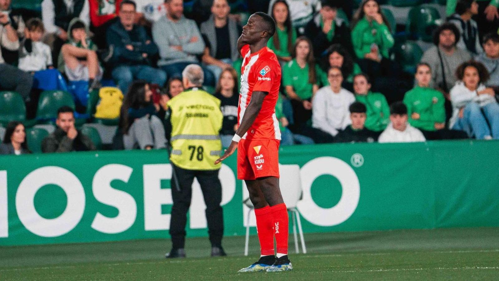 El mediocentro celebra su primer tanto en el fútbol profesional.