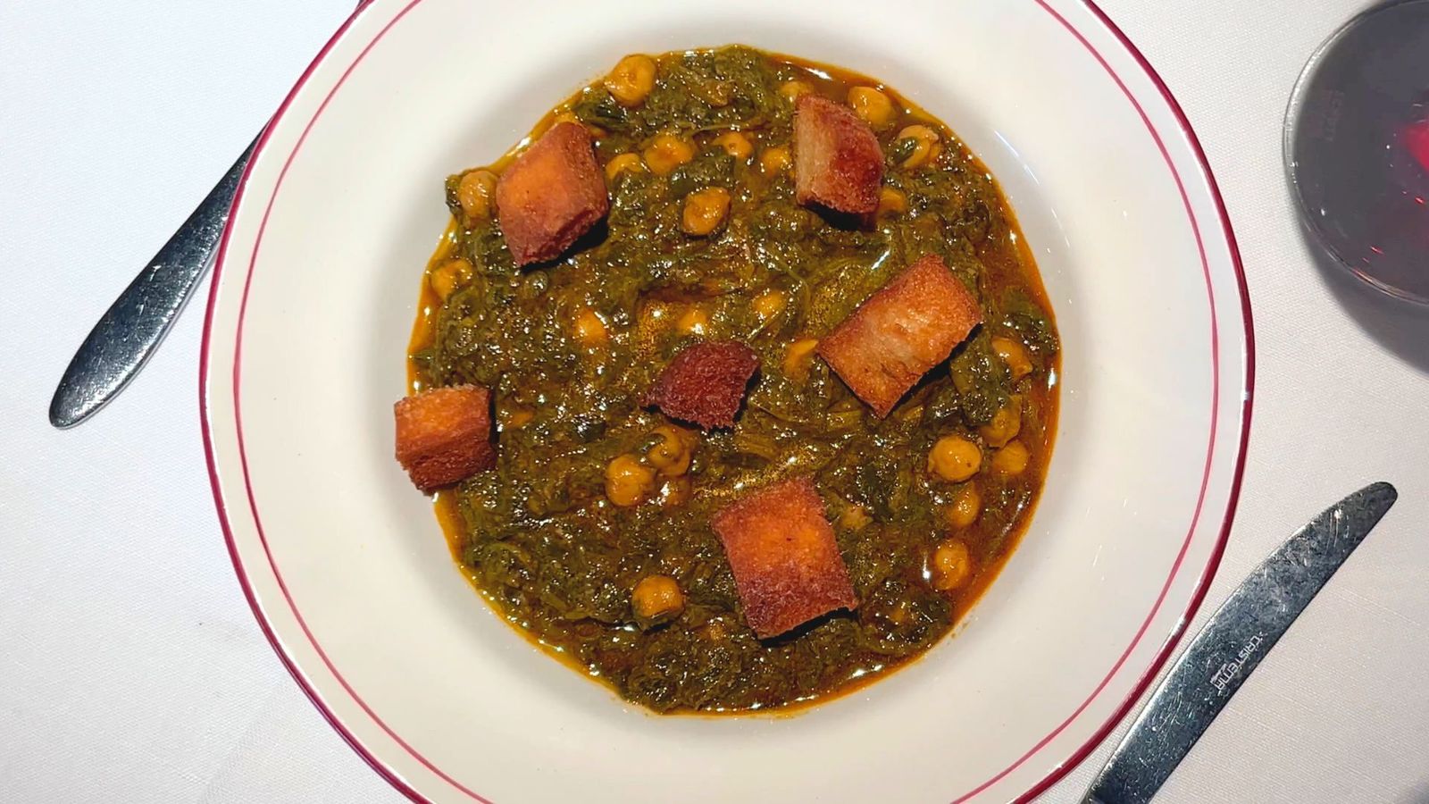 Las espinacas con garbanzos de Malandro, un homenaje a la cocina sevillana de Cuaresma