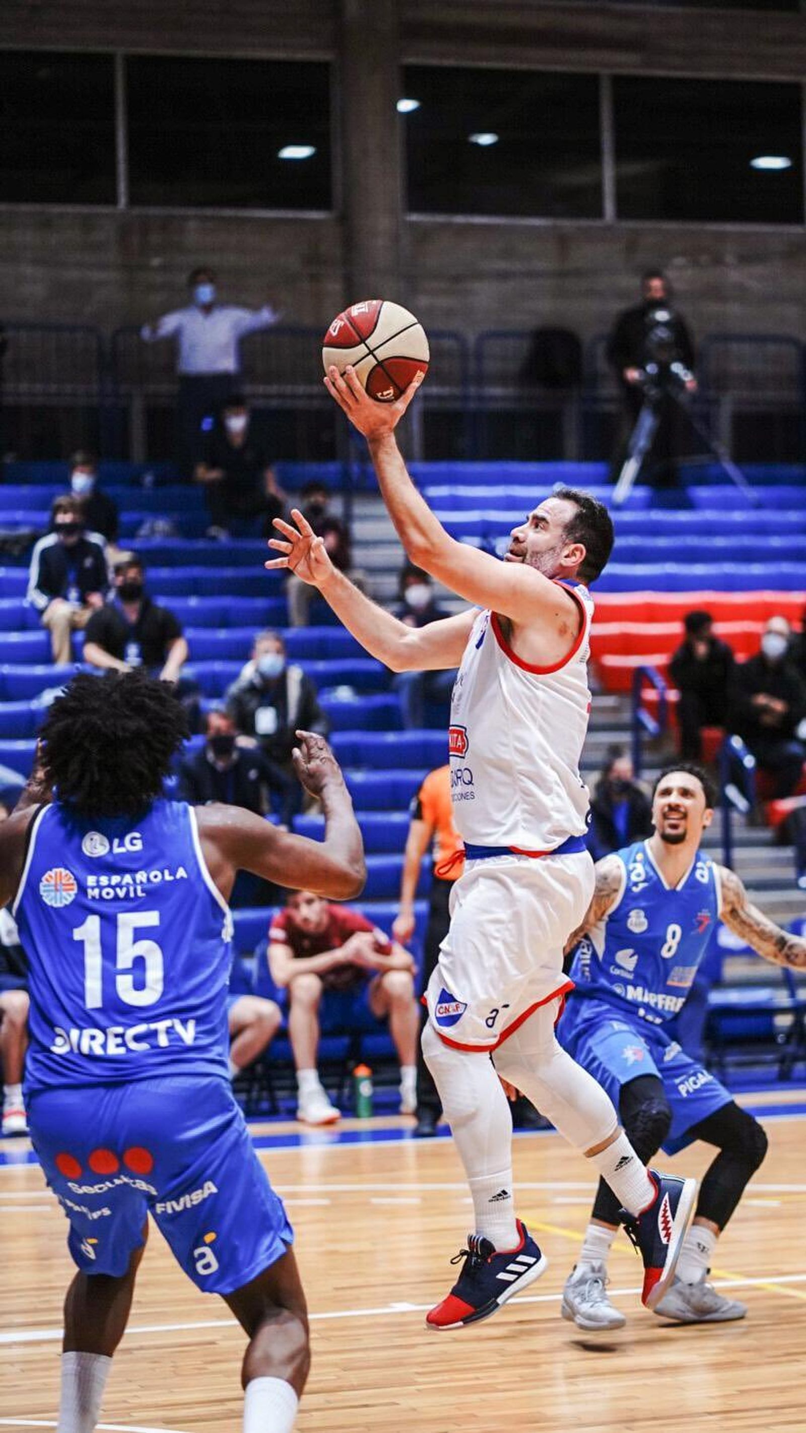 Carlos Cabezas se dispone a lanzar.