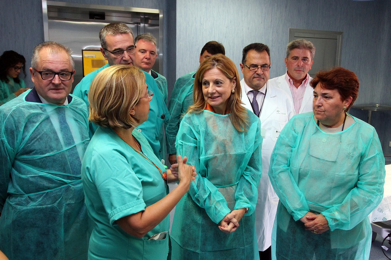 Imágenes de la visita de la consejera de Salud, Marina Alvarez, a los dos nuevos quirófanos que estrenará el Hospital Infanta Elena.