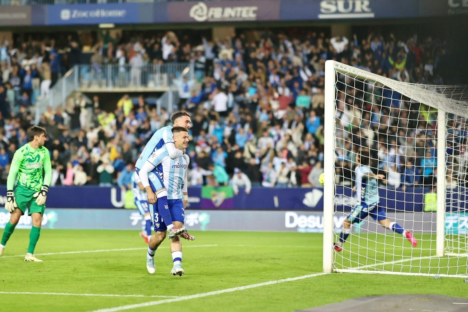 Las fotos del imponente ambiente en La Rosaleda en el Málaga - Córdoba CF