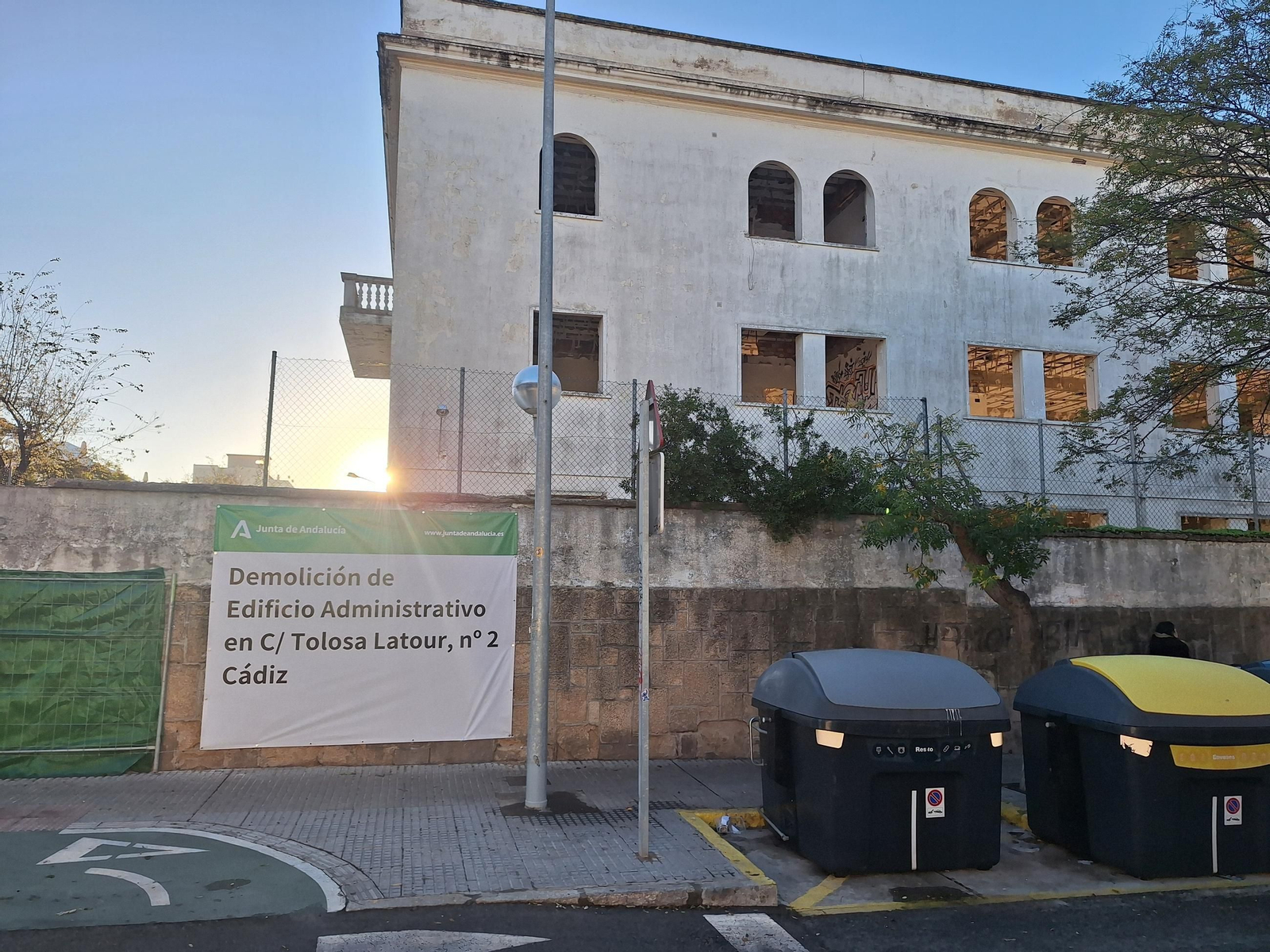 Los trabajos de derribo del edificio siguen avanzando.