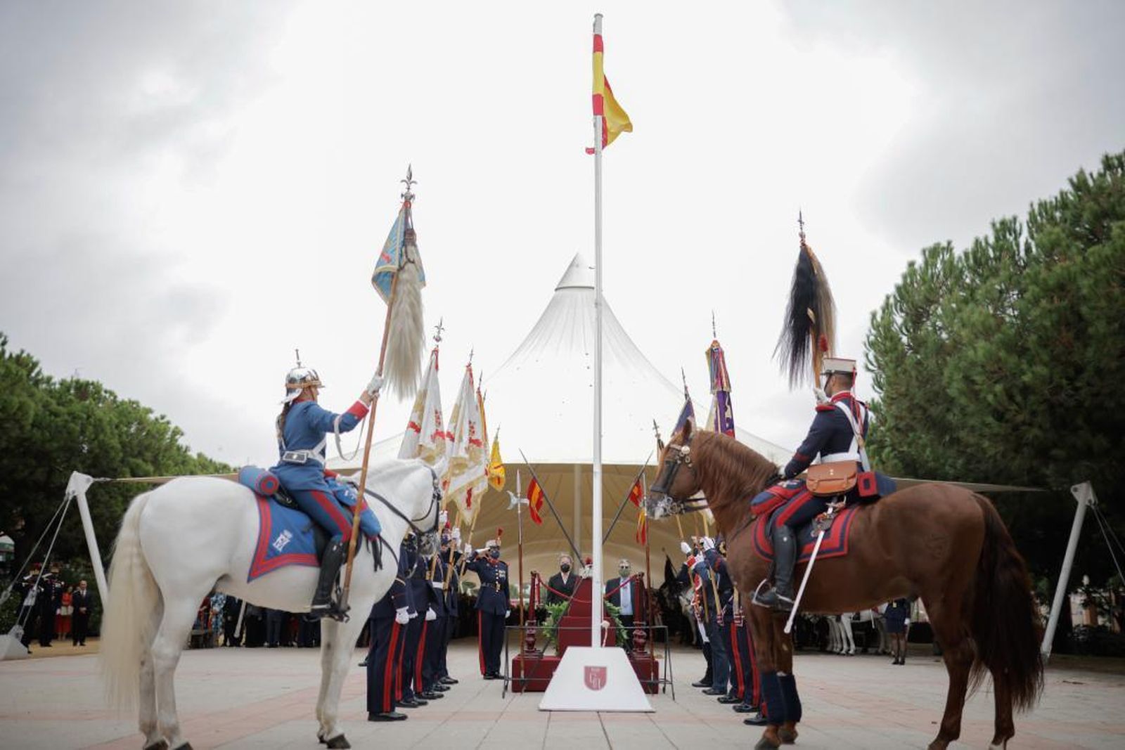 Acto de homenaje a los caídos con miembros de la Guardia Real en torno a la bandera española.
