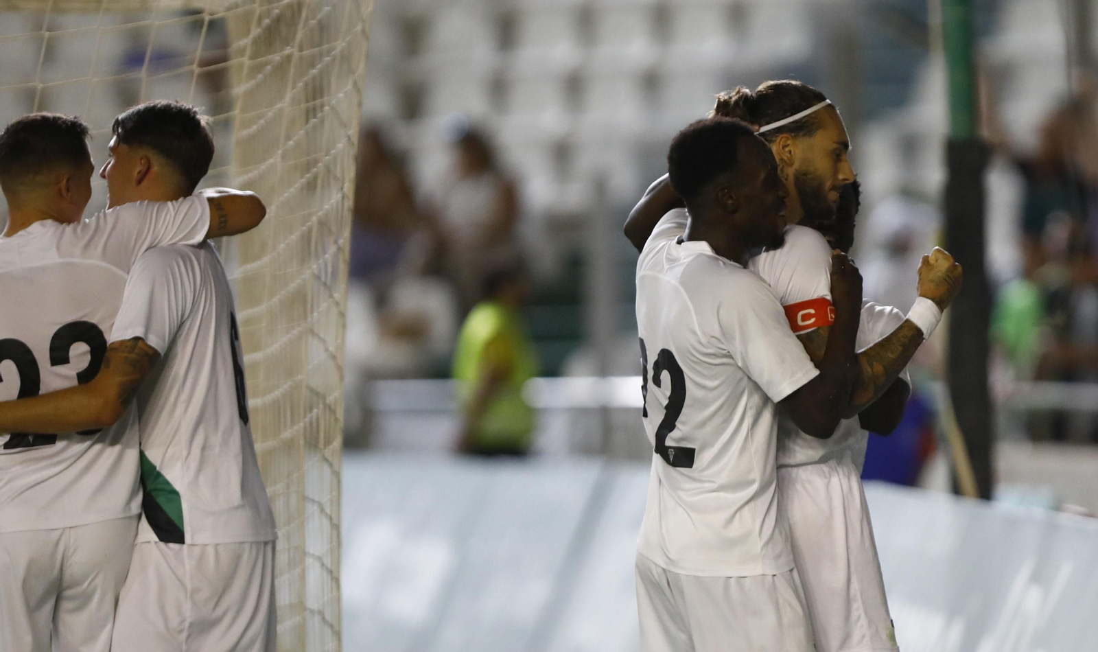 Gudelj celebra su gol al Cádiz junto a Diarra y Adilson. Gudelj celebra su gol al Cádiz junto a Diarra y Adilson.