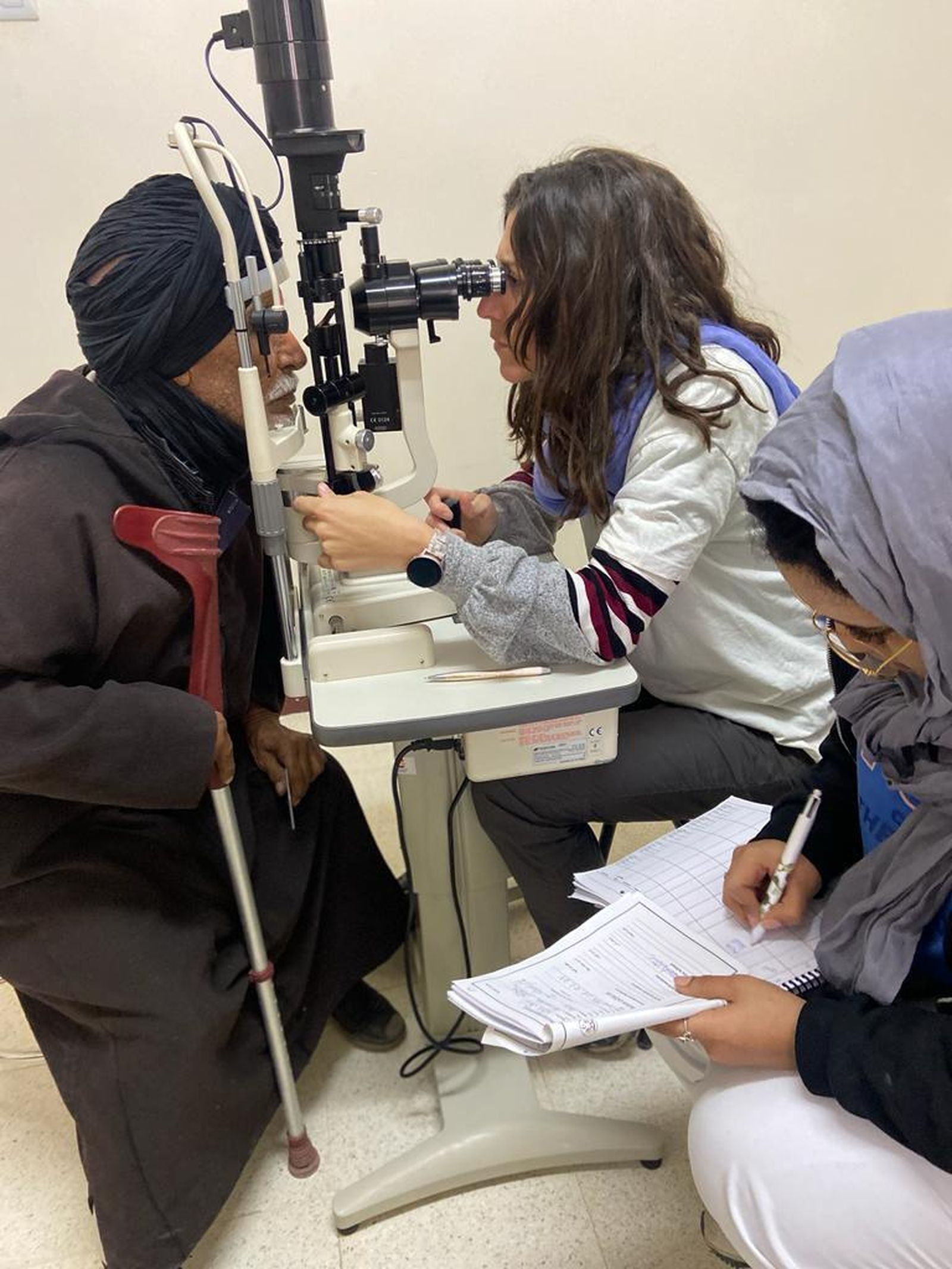 La oftalmóloga Aguas Santas Sánchez Rull durante su misión en el campo de refugiados saharauis de Tinduf.