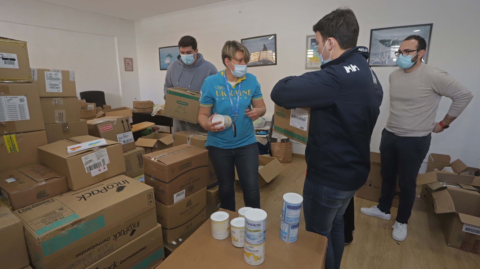 Fotos de la recogida solidaria para Ucrania en el centro Molokai de Algeciras