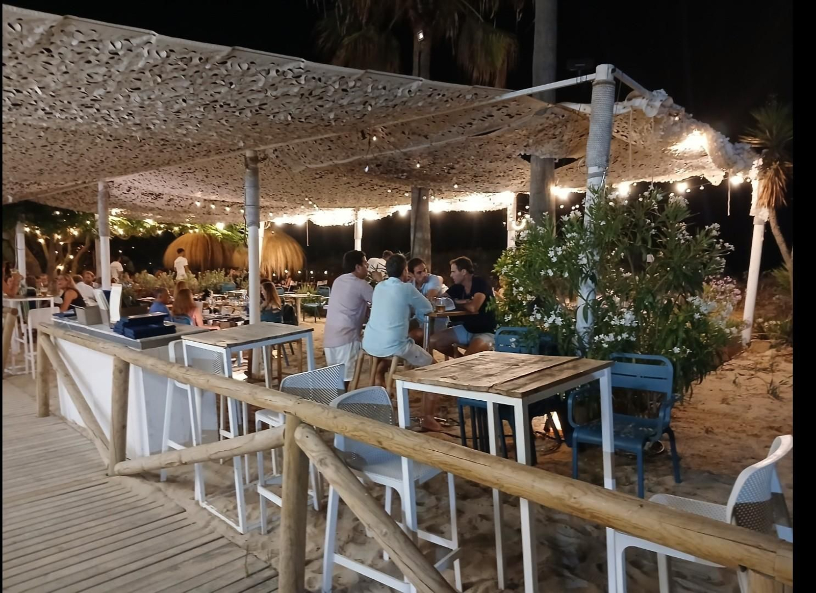 La terraza de Clandestino Zahara