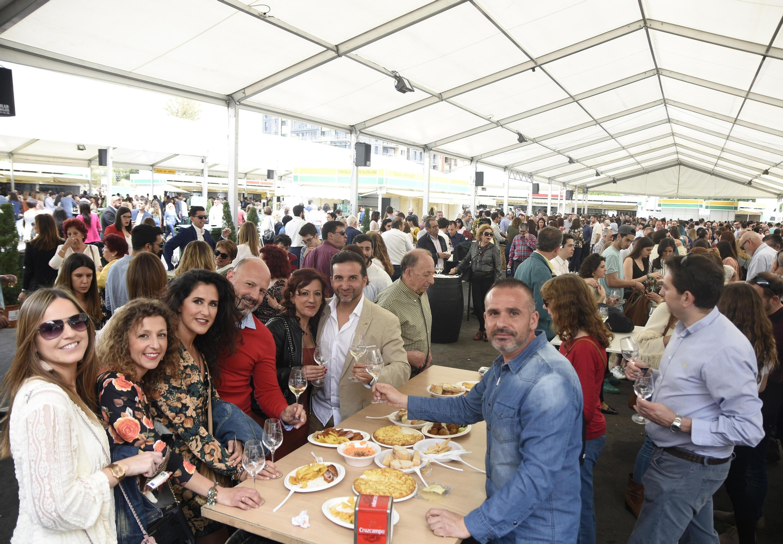 Un grupo de personas posa en un pabellón en el que no cabe ni un alfiler.
