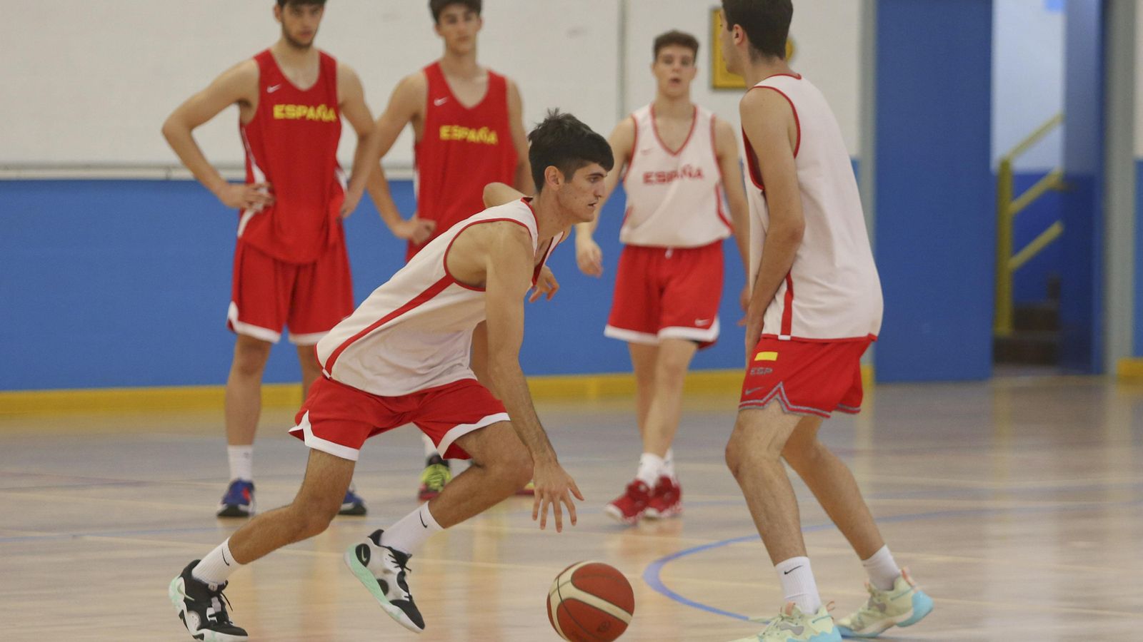 Rubén Vicente bota el balón durante un entrenamiento.