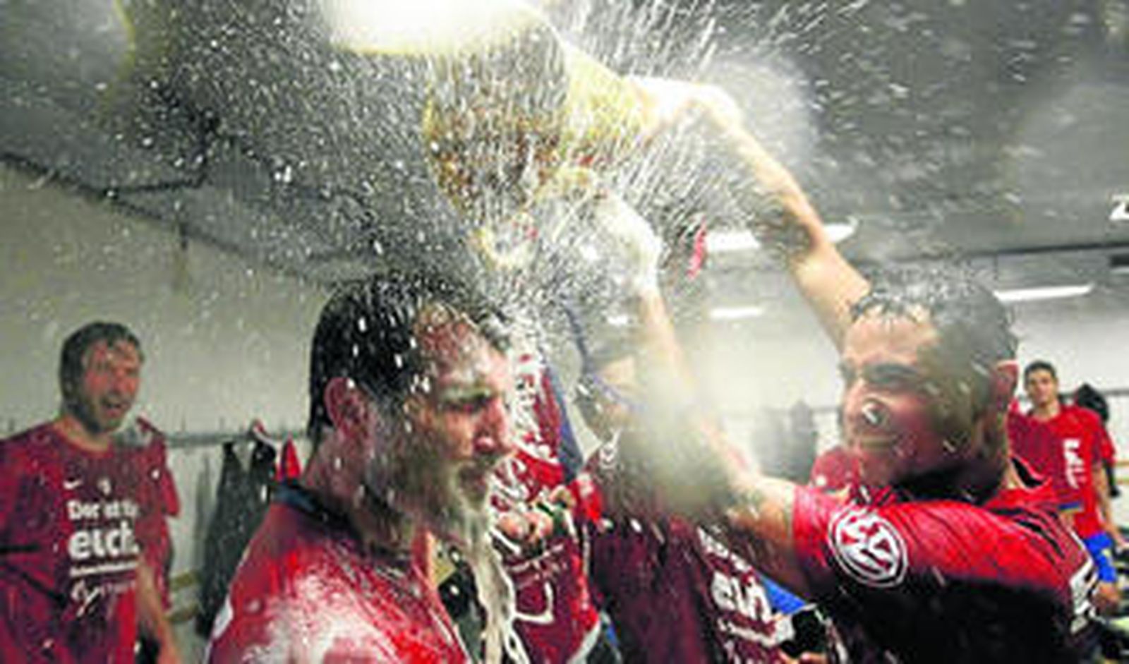 Carlitos baña en alcohol a su compañero Alexander Frei.