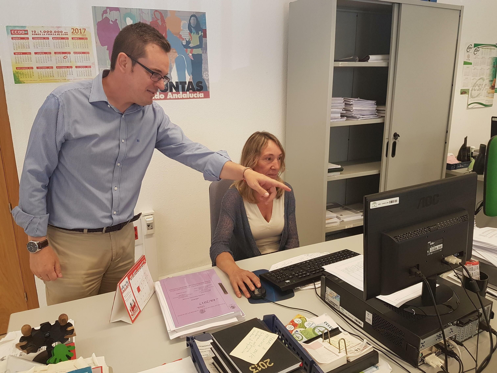 El magistrado Ricardo Ruiz, en las dependencias judiciales dando indicaciones a una funcionaria.