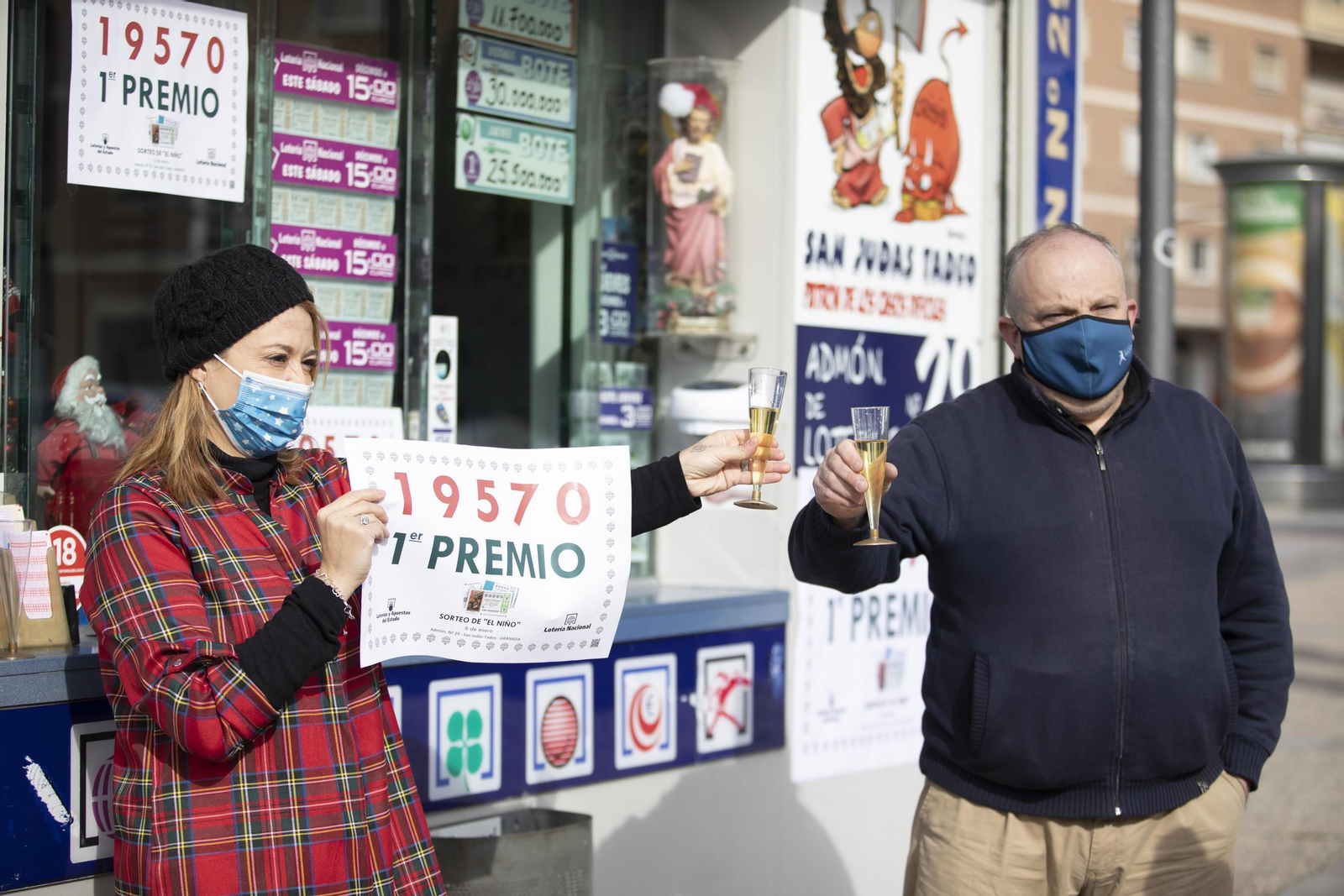 Juan Ogáyar posa junto a sus familiares en la administración de Arabial