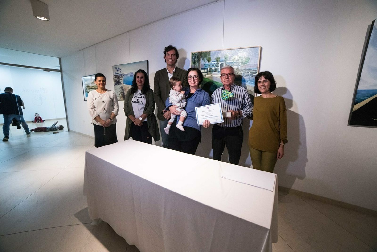 El concejal Juan José Salvador con la premiada Ana Sánchez Lucas y Mariquina Ramos, coordinadora del concurso.