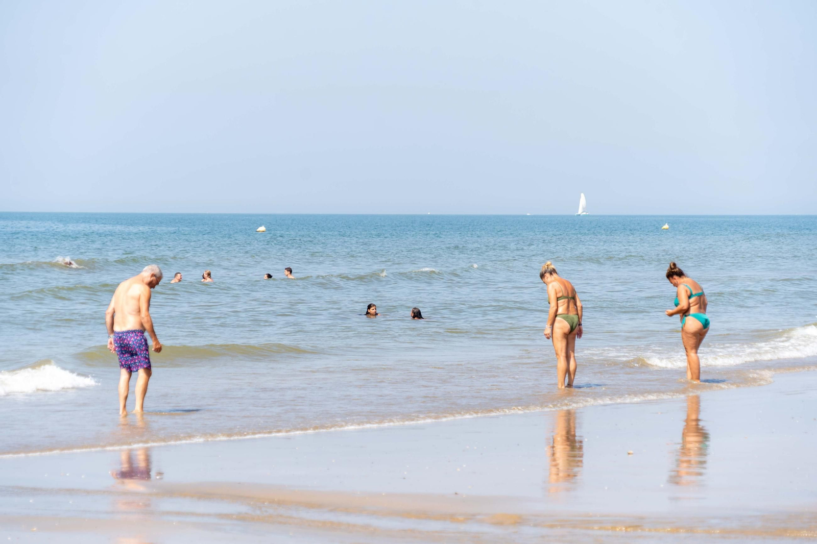 Una mañana de domingo en El Espigón, la playa de Huelva capital.