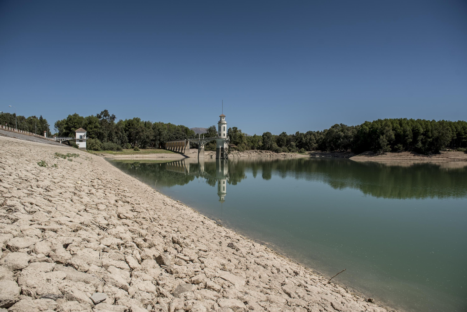 En primer plano, los efectos de la falta de lluvias que ya se observan en el embalse de Cubillas.