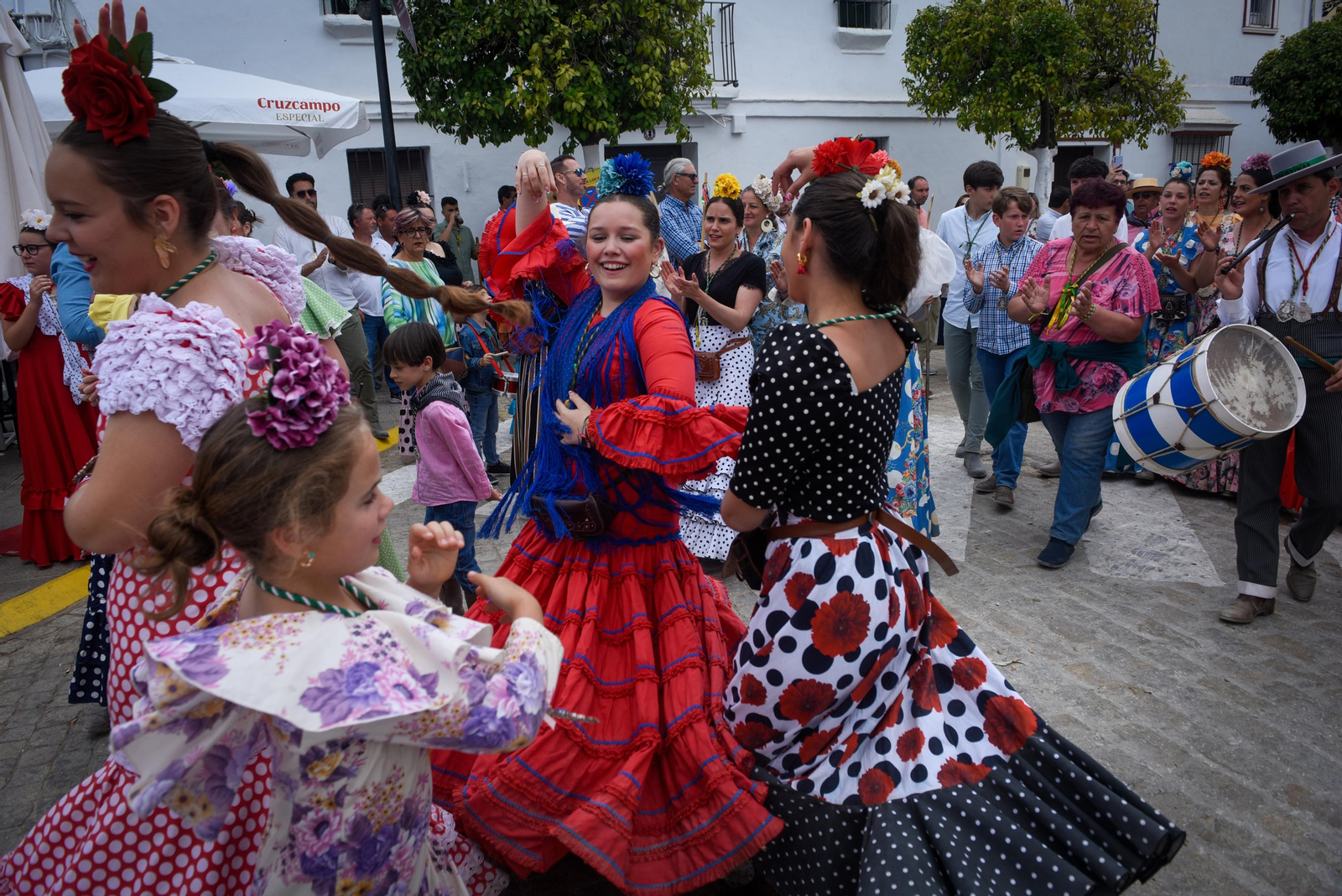 El paso de las Hermandades de El Rocío por Villamanrique, en imágenes