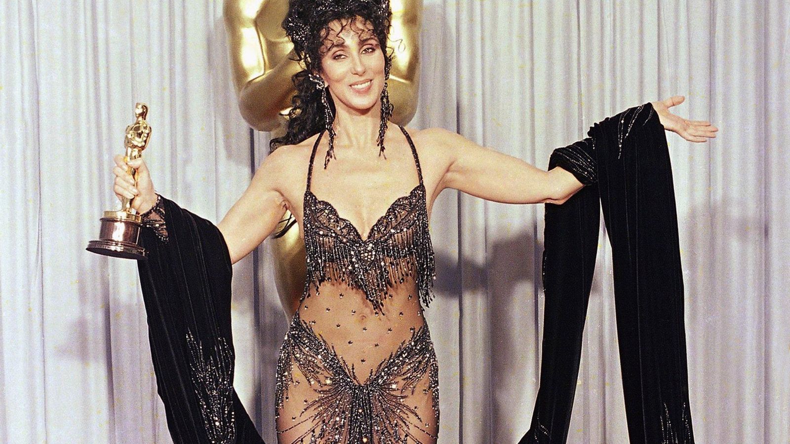 Espectacular, posa con su Oscar como 'Mejor Actriz' por 'Hechizo de luna'.