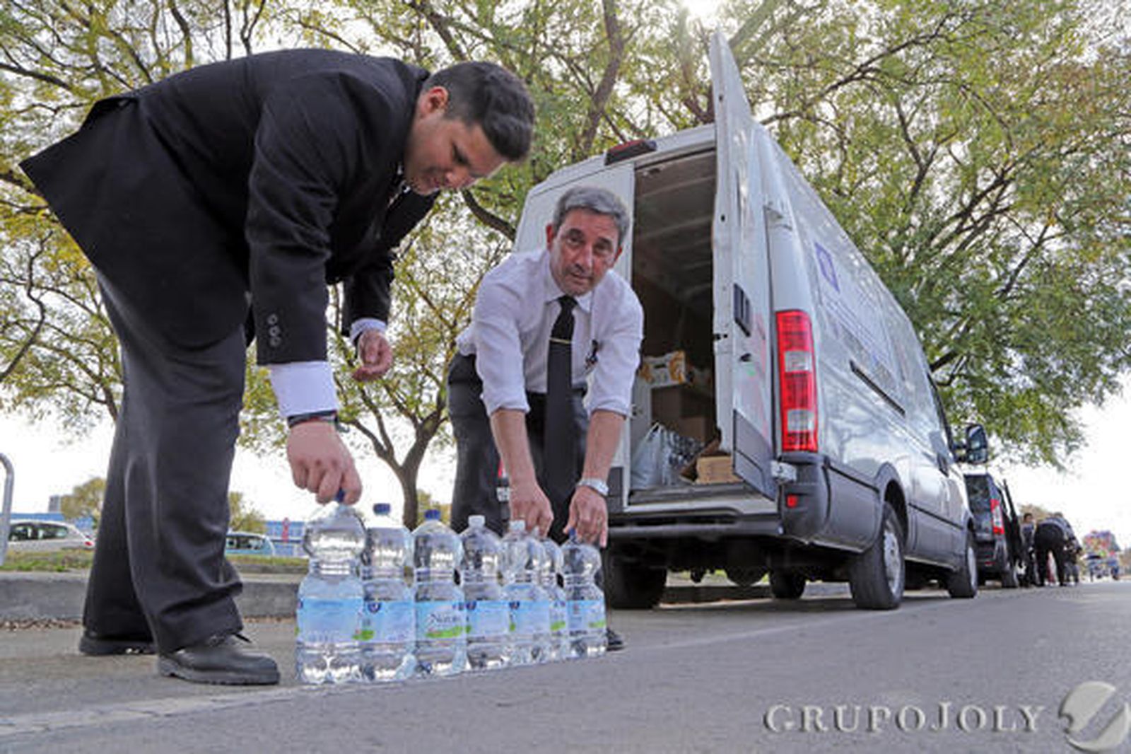 Los responsables de la furgoneta de la hermandad preparan uno de los primeros relevos de la cuadrilla de costaleros.  Foto: Manuel Aranda