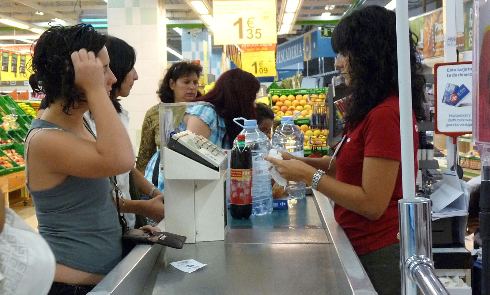 Personas comprando en un establecimiento en Huelva, en una imagen de archivo.