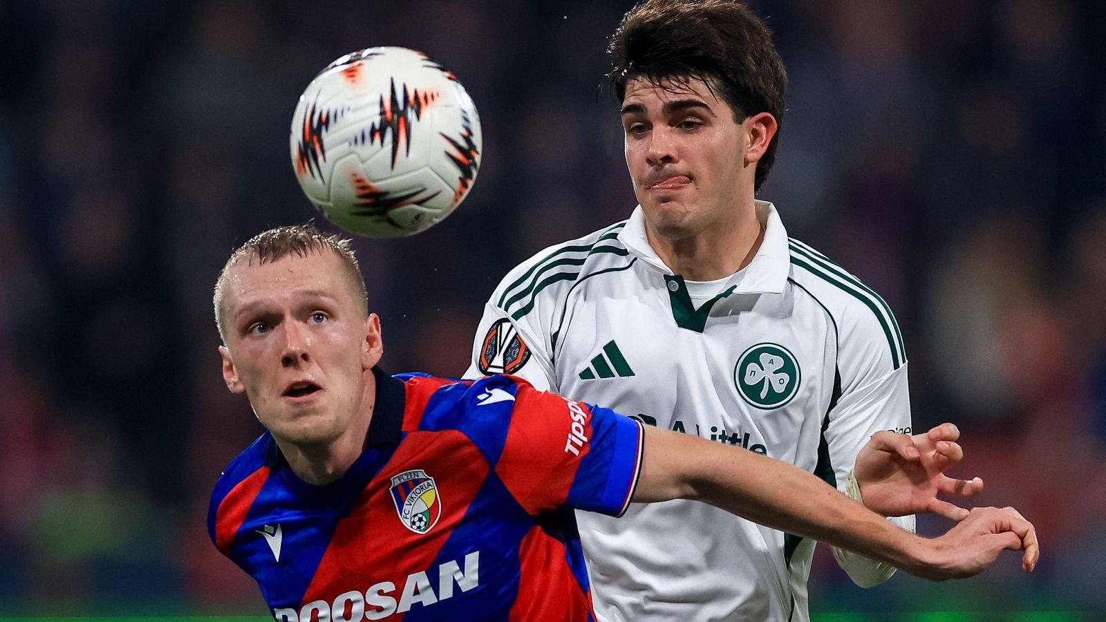 El mediapunta del Panathinaikos Vicente Taborda, en uno de los duelos del 'play off' ante el Viktoria Plzen.