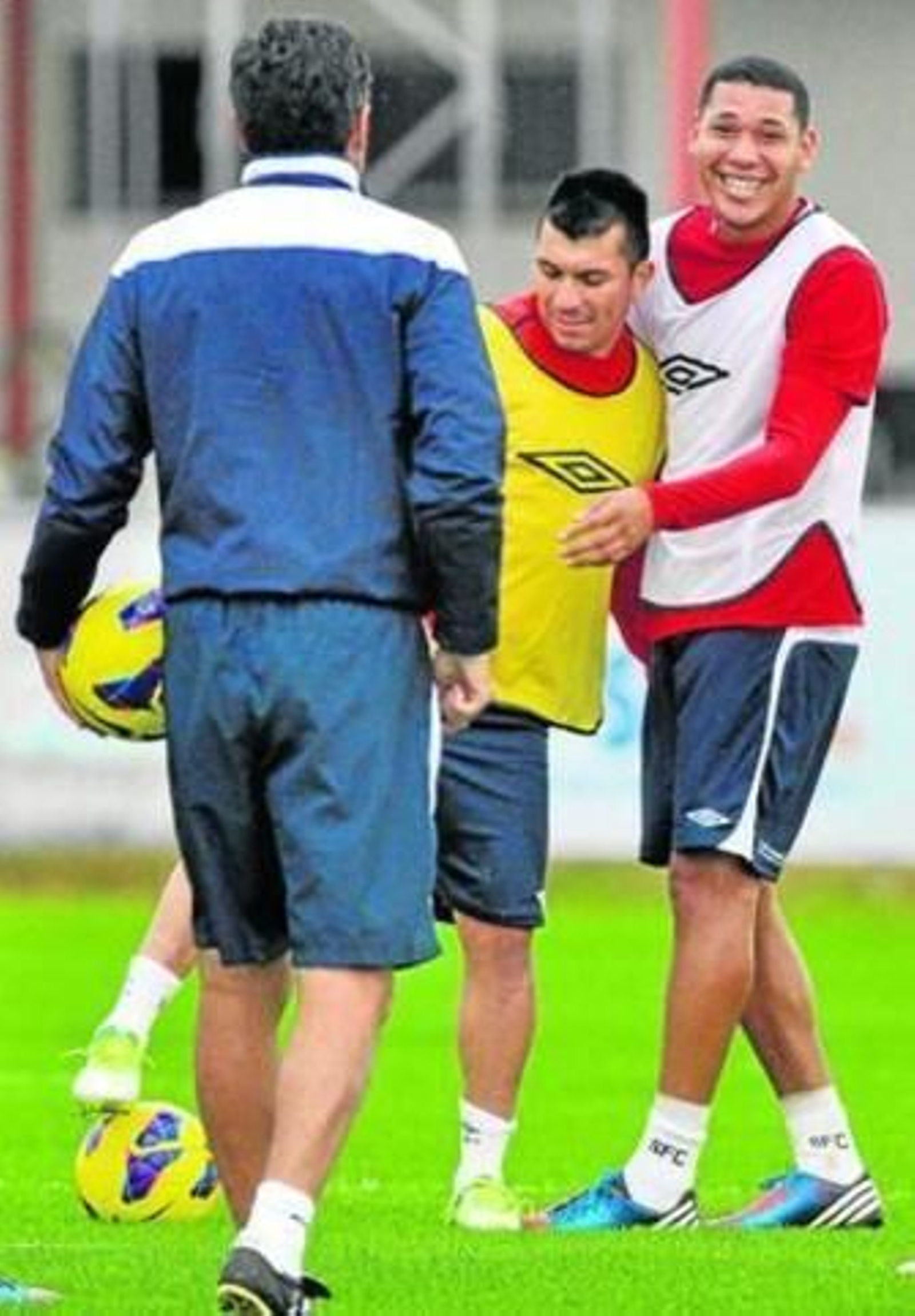 Míchel se dirige a un sonriente Maduro, que bromea con Medel, en un receso del entrenamiento.