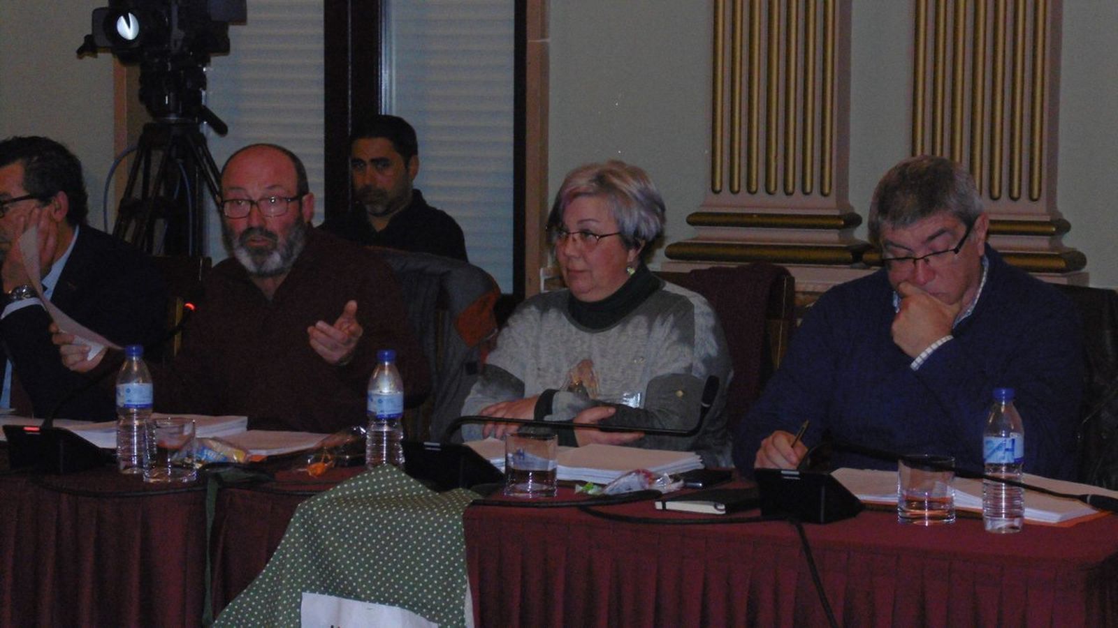 Pedro Jiménez, Mónica Rossi y Juan Manuel Arazola, en un pleno.
