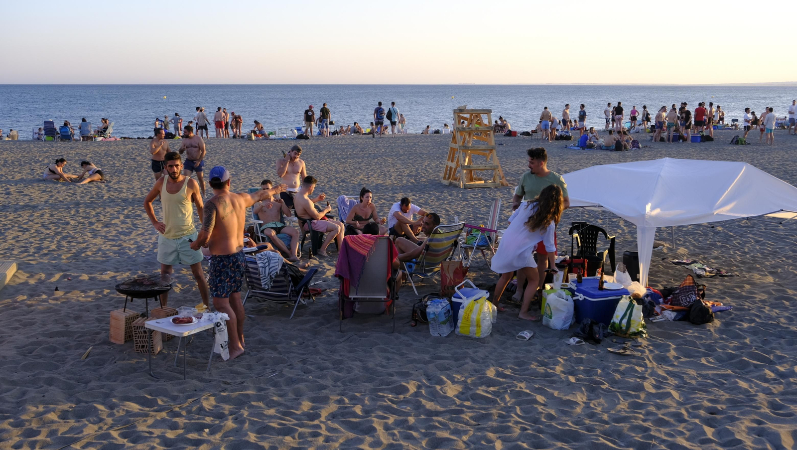 Imágenes de las hogueras de la Noche de San Juan en Almería capital