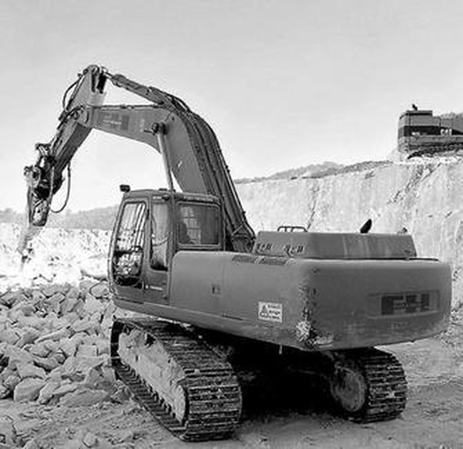 Una máquina trabajando en una cantera de Tino en Macael.