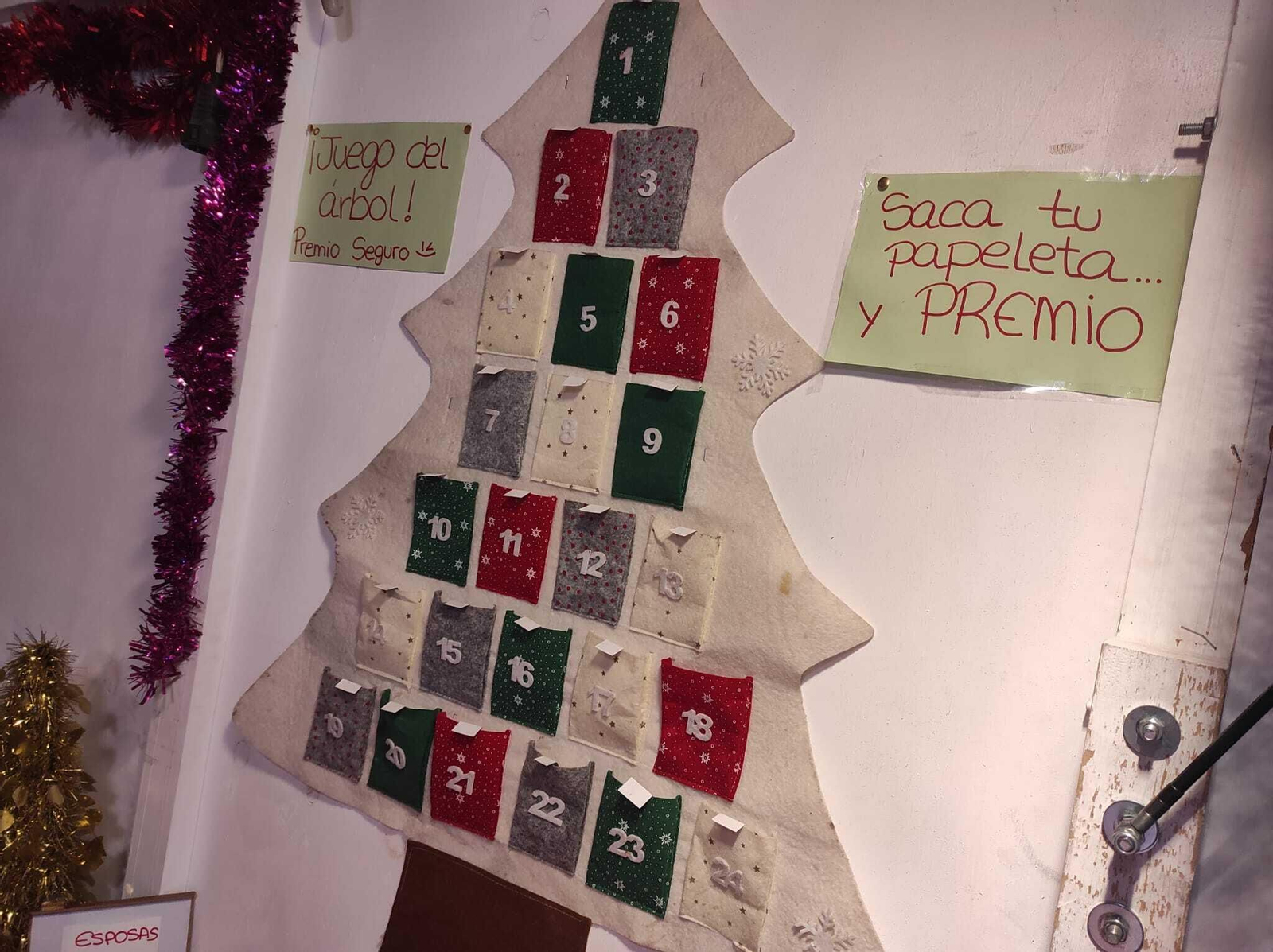 Algunos puestos tienen sobres sorpresa y sorteos inmediatos con regalo seguro.