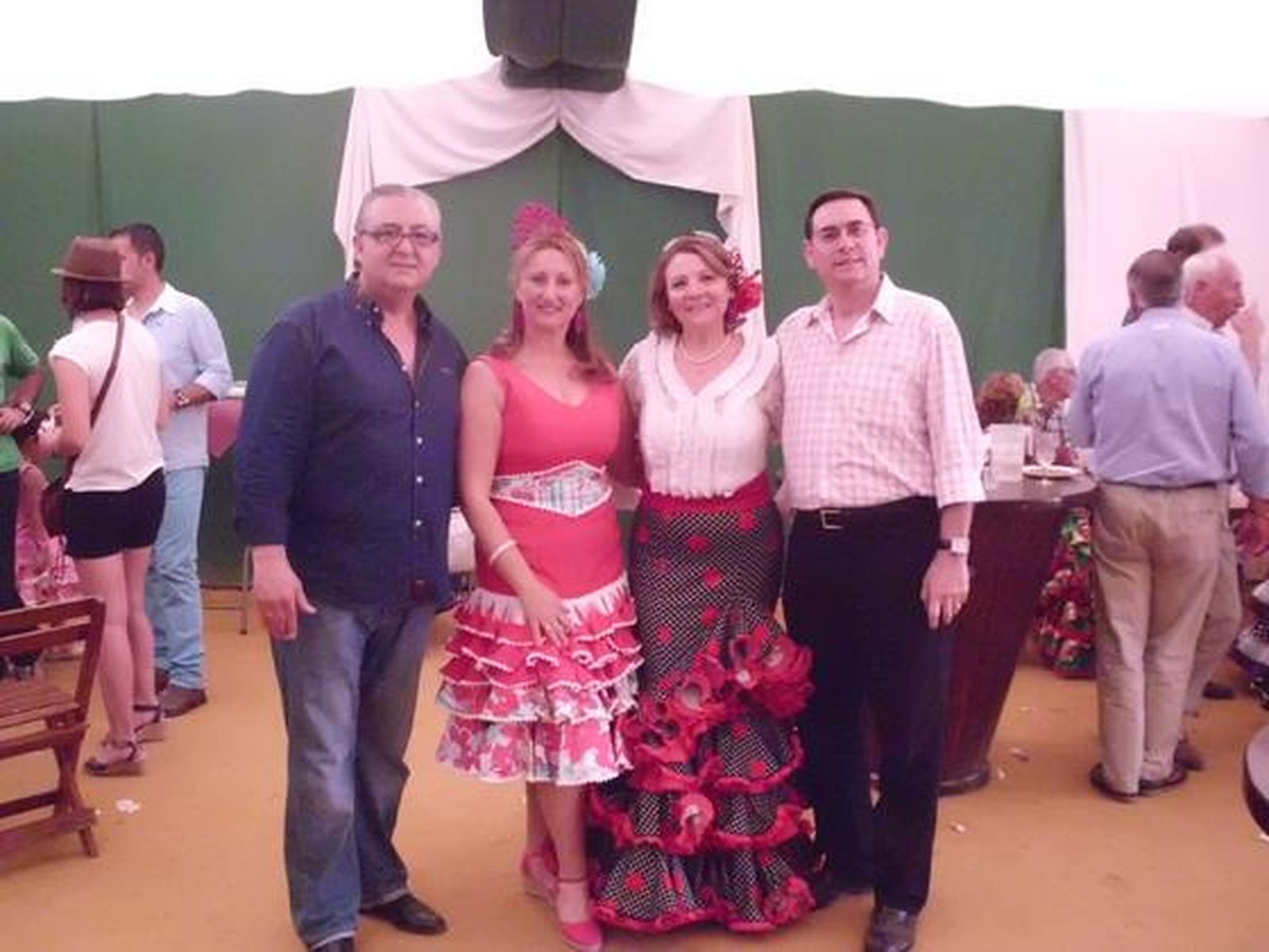 José Antonio Gijón y Paco Soto, con sus respectivas esposas en la caseta Amigos del Diario.