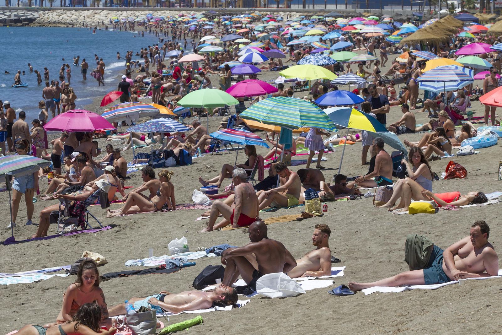 Playa de La Malagueta en una jornada de altas temperaturas, en fotos