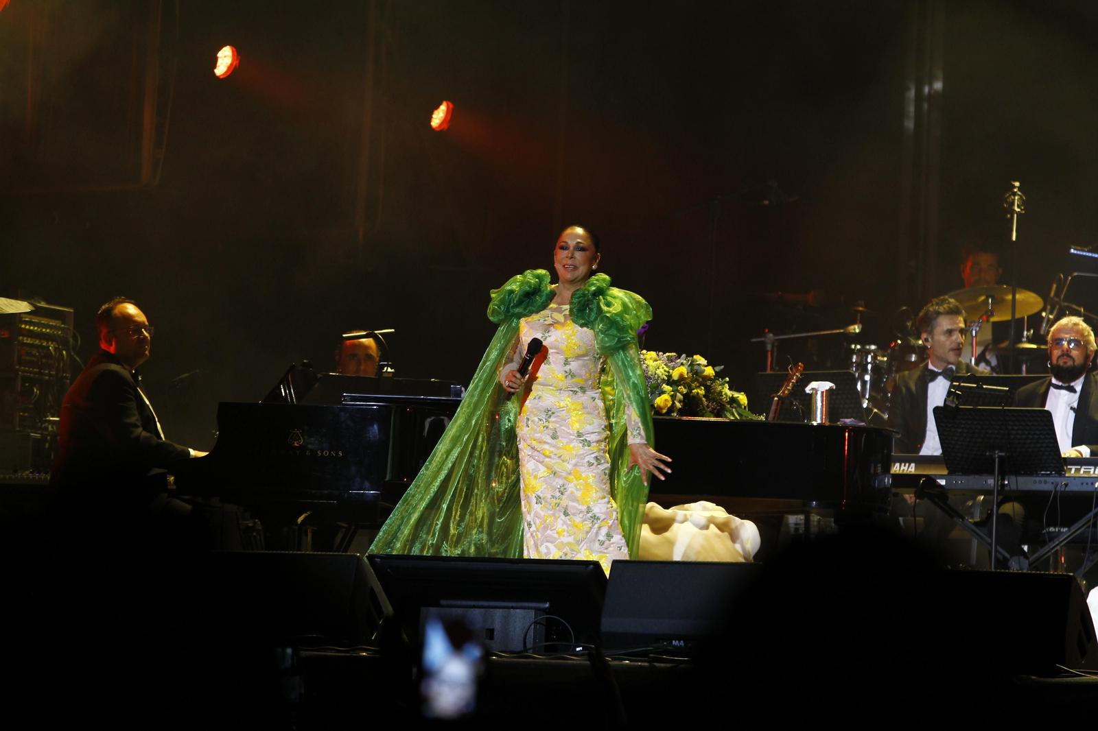 Isabel Pantoja cautiva al público de Almería en la plaza de toros