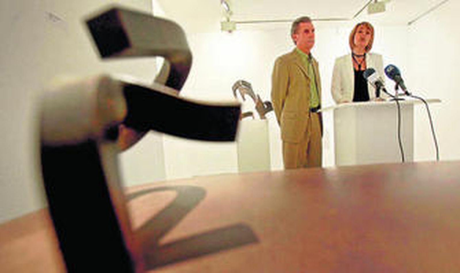 El escultor Jaime Pérez Ramos acompañado de la responsable de Cultura de Diputación, Pilar Pintor, durante la rueda de prensa.