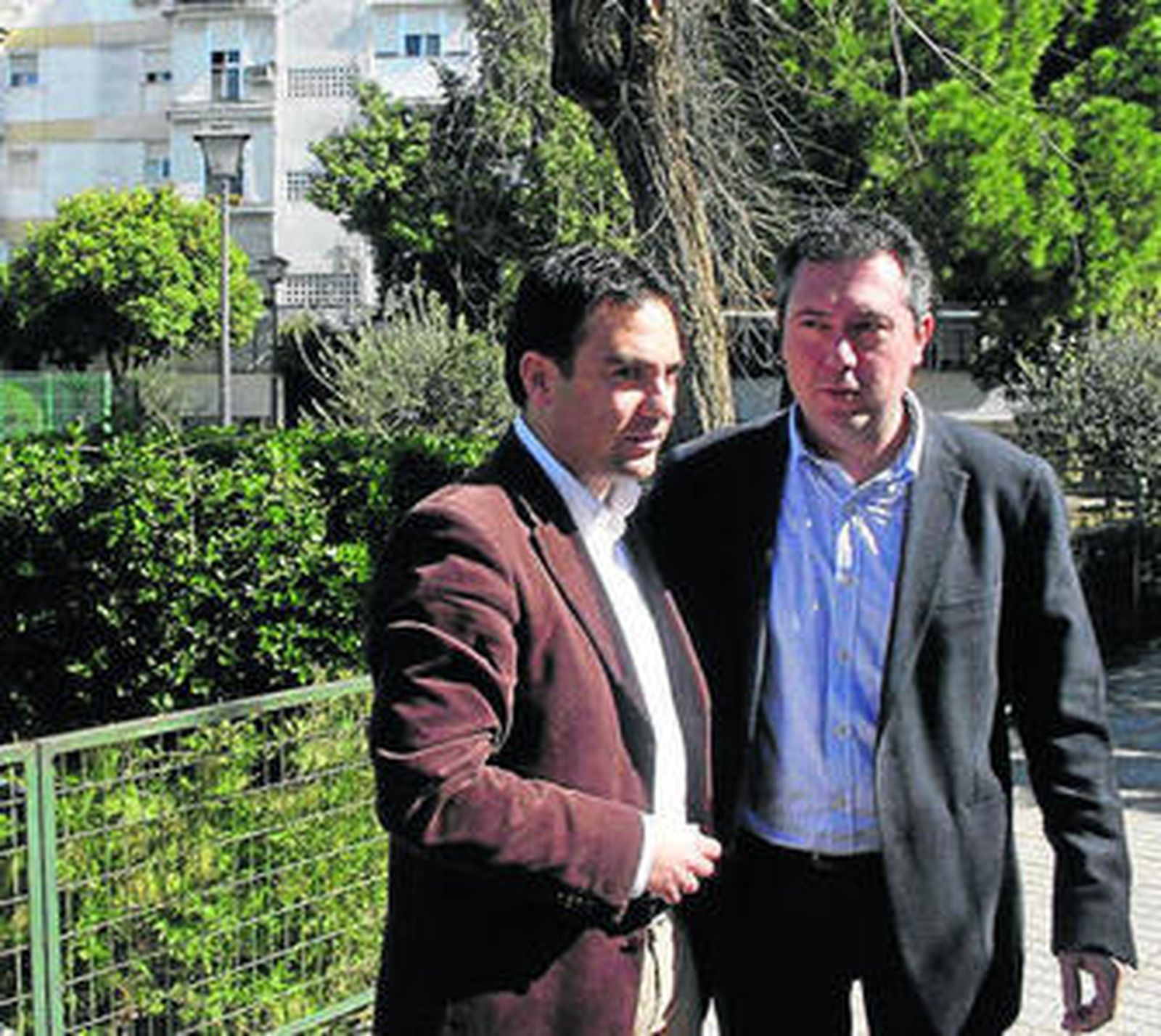 Moriñas, portavoz municipal del PSOE, y Espadas, ayer en Villegas