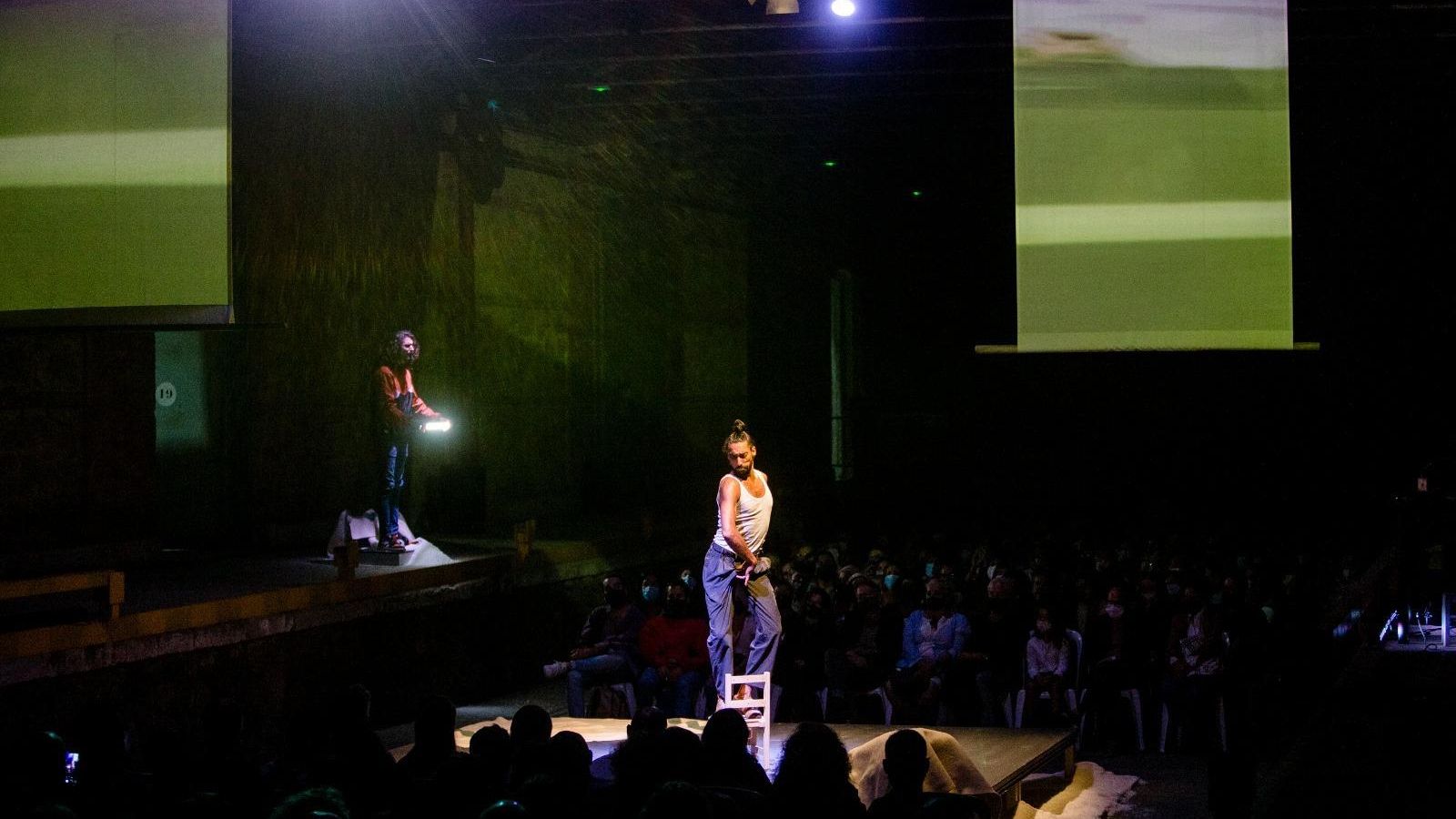 Eduardo Guerrero, con El Mati al fondo, durante su propuesta en los depósitos de Tabacalera.