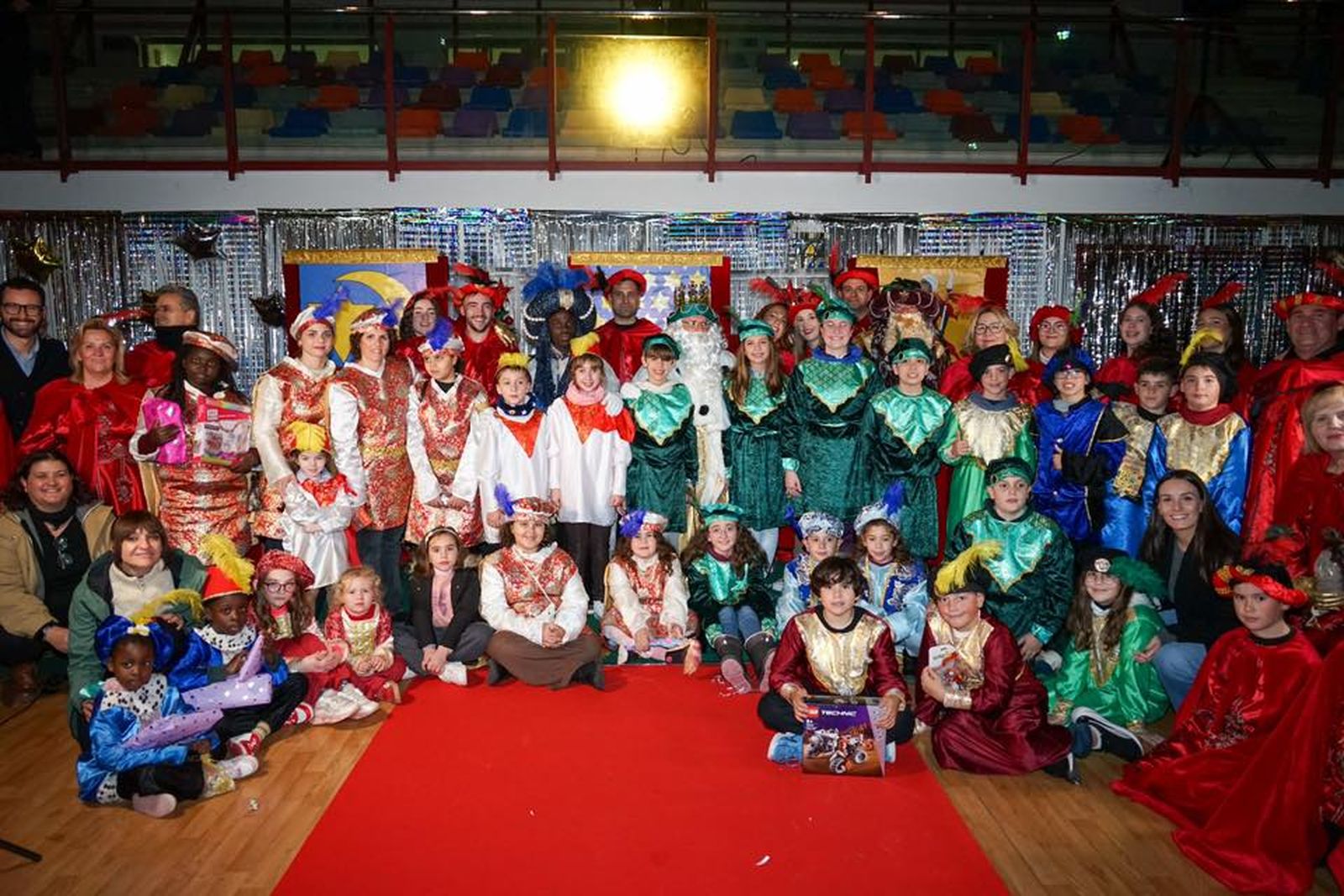 La lluvia no pudo con una ilusión desbordante en Vícar: la cabalgata estática, en imágenes