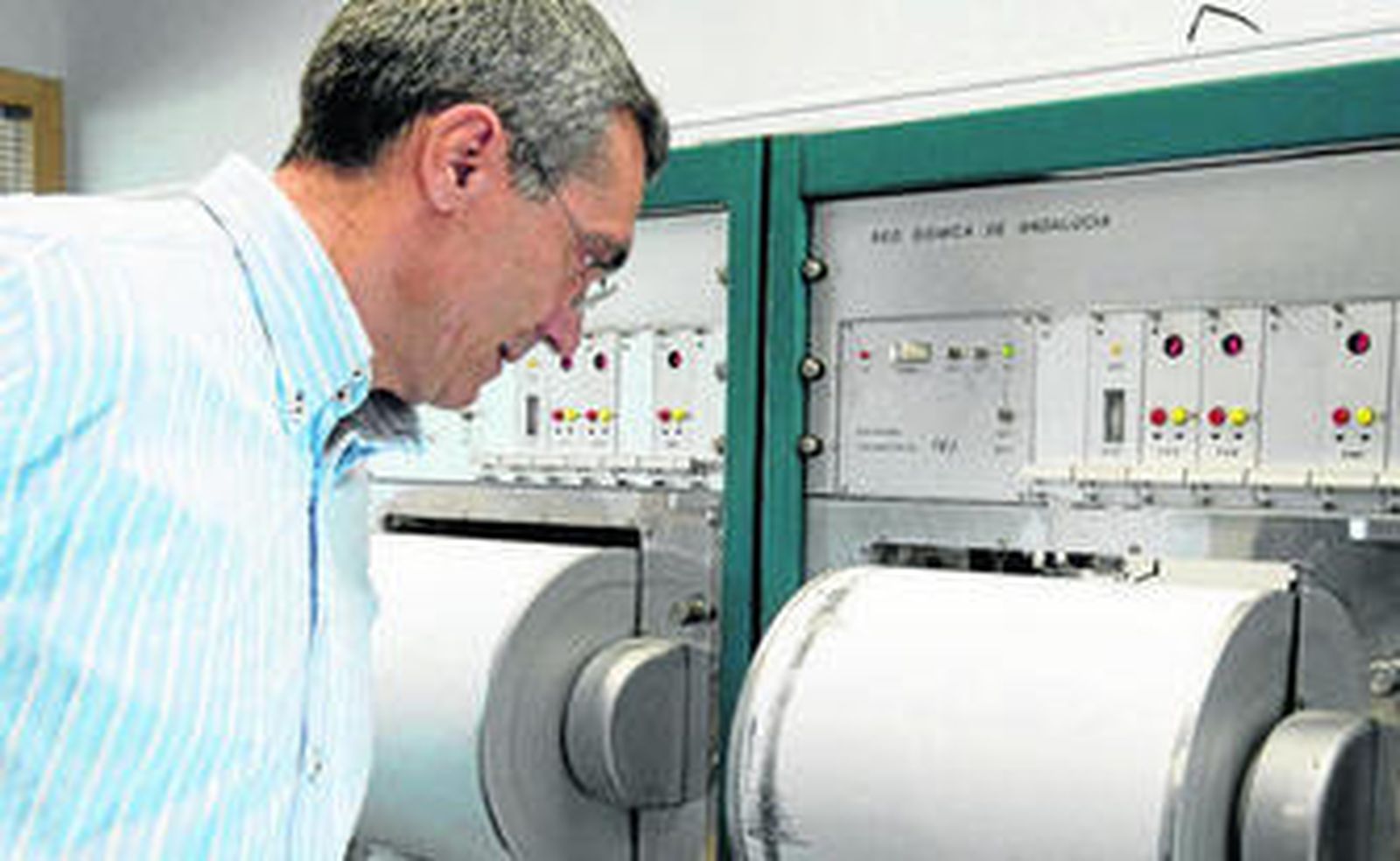 El director del Instituto Andaluz de Geofísica de Granada, José Morales, observa los gráficos del seísmo del lunes.