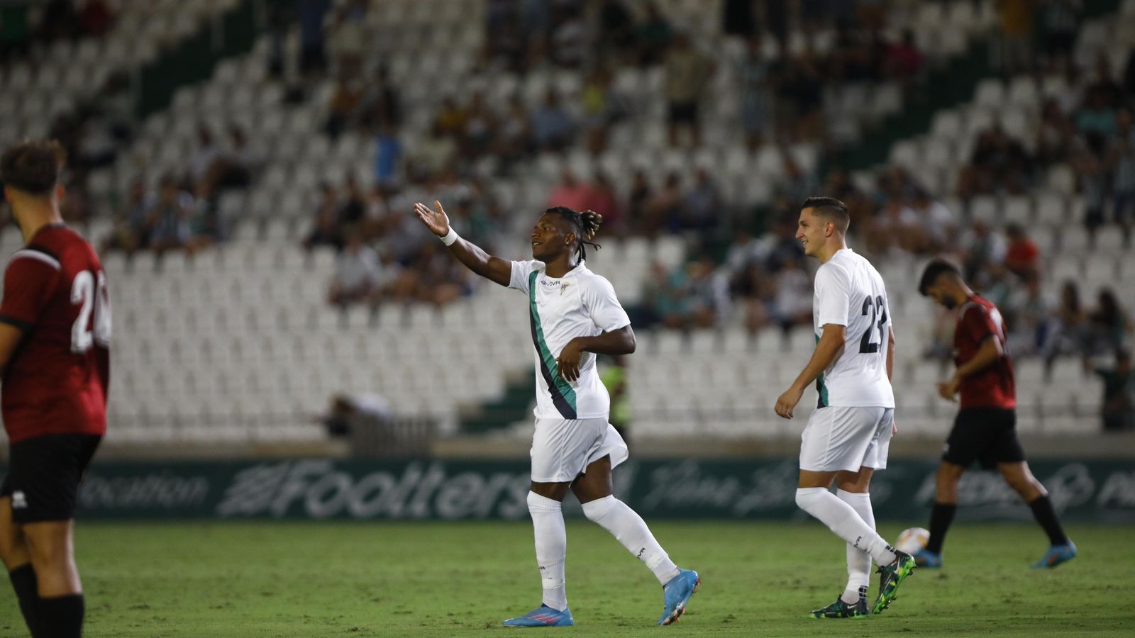 Cedric celebra junto a Carracedo el primer gol del Córdoba.