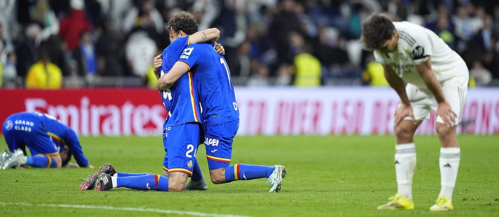 Los futbolistas del Getafe celebran el triunfo en el Santiago Bernabéu.