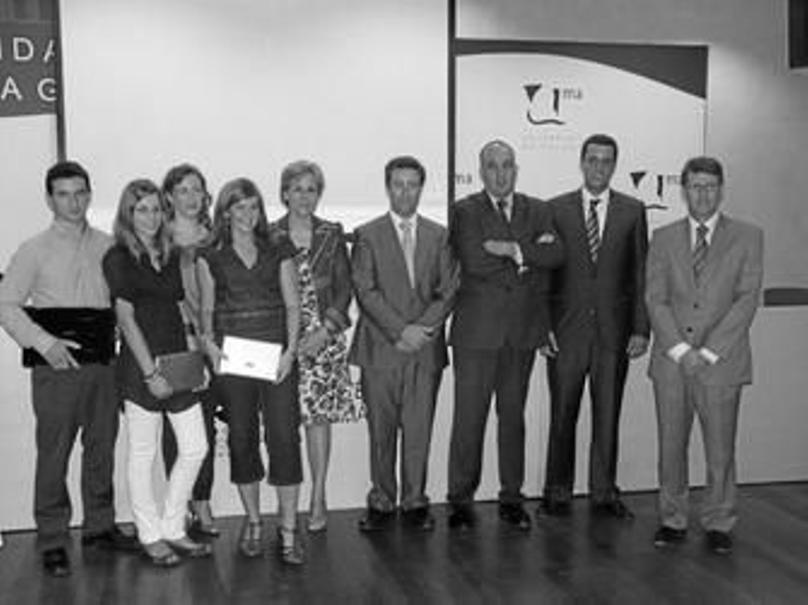 Rodríguez y Sánchez, ayer, junto a empresarios, una representante de Bancaja y los ganadores del concurso.