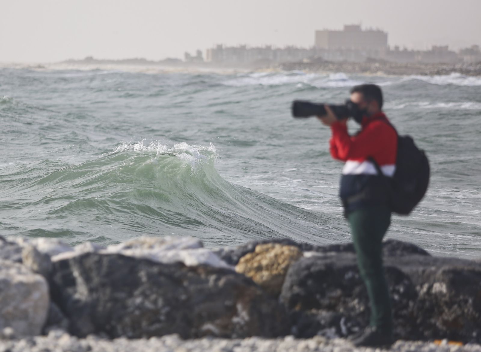 Viento, olas y surfistas para iniciar el fin de semana