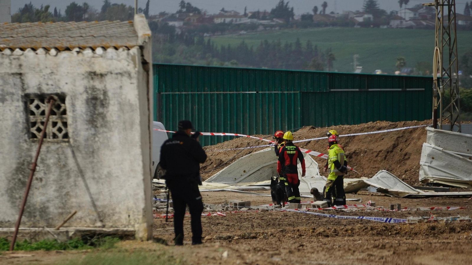 Las imágenes del derrumbe de una nave por el viento en Sevilla