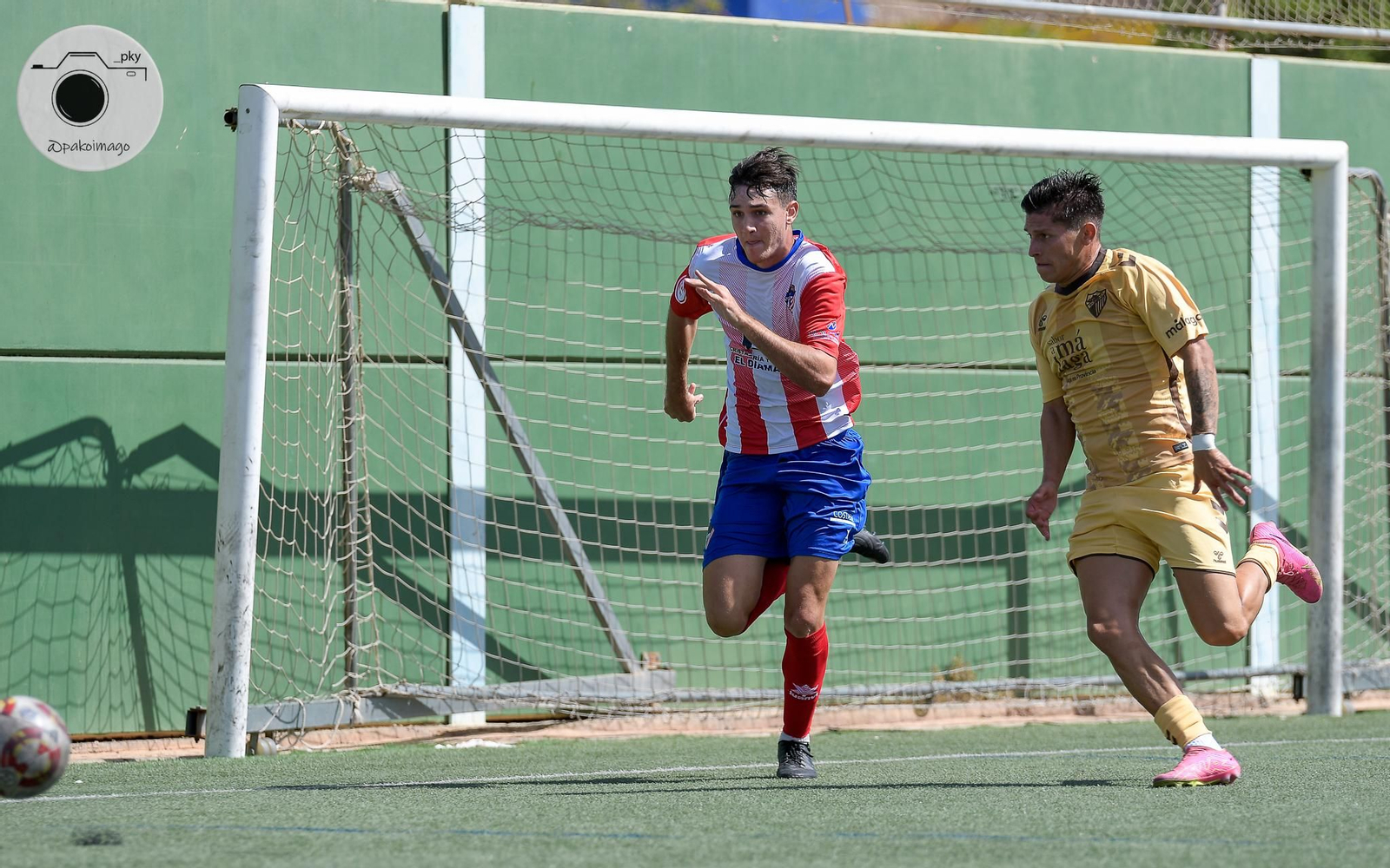 Un jugador del conjunto almeriense se marcha en carrera durante una acción del encuentro frente al Atlético Malagueño.