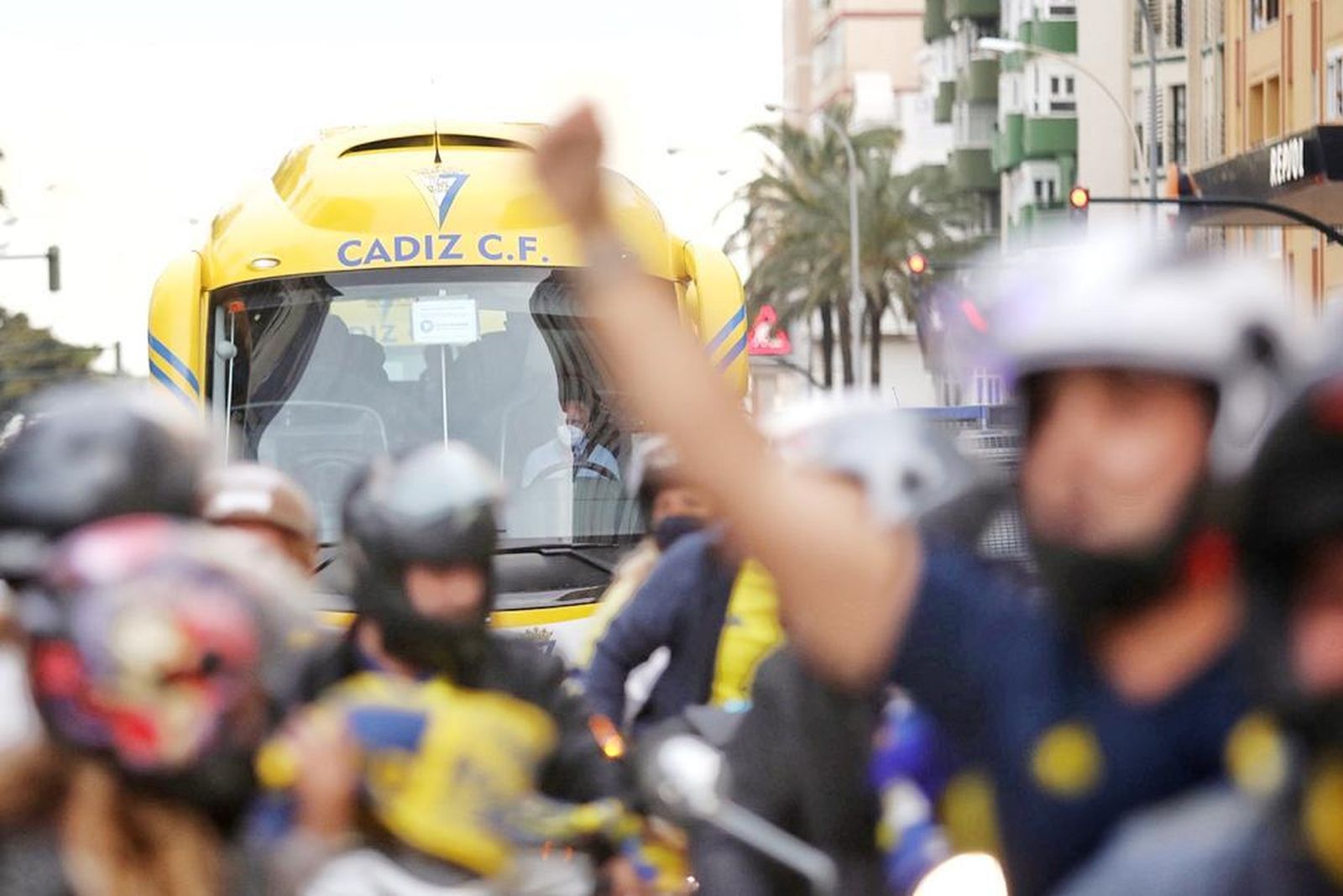 En imágenes, el espectacular recibimiento al autobús del Cádiz en la previa del partido frente al Real Madrid