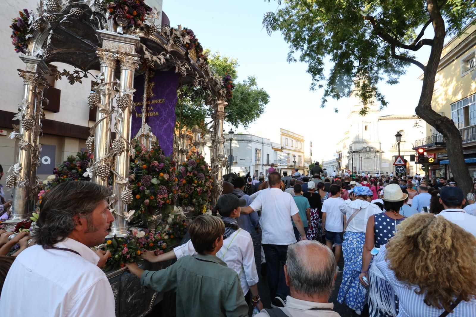 La Hermandad del Rocío de Jerez, entrando en la ciudad en su regreso