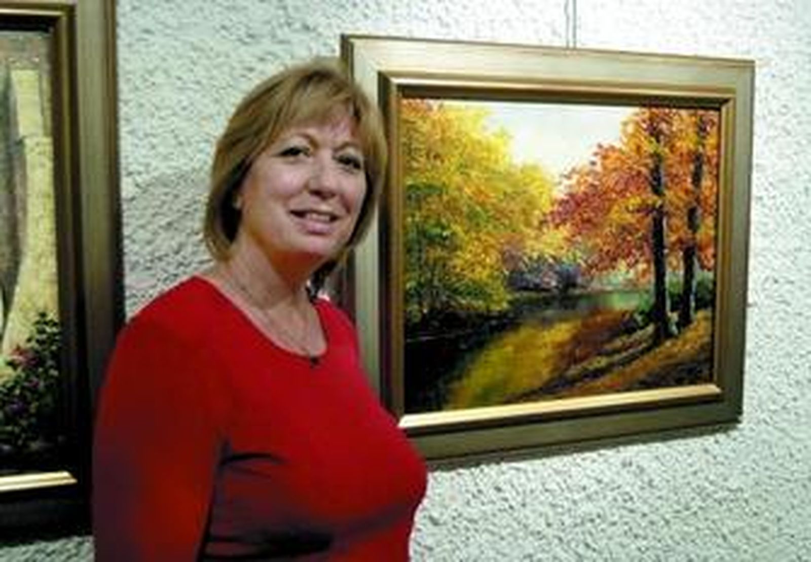 Montse Alba junto a una de las obras que expone en la galería de Arte Argar.