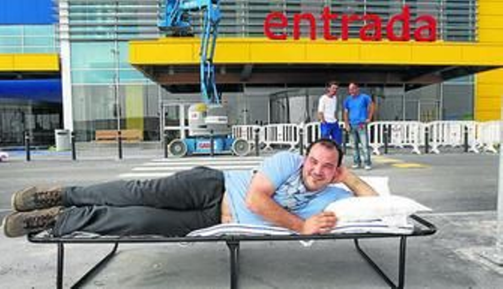 Manolo Duboy, de 25 años, descansa en la cama que le ha prestado Ikea.