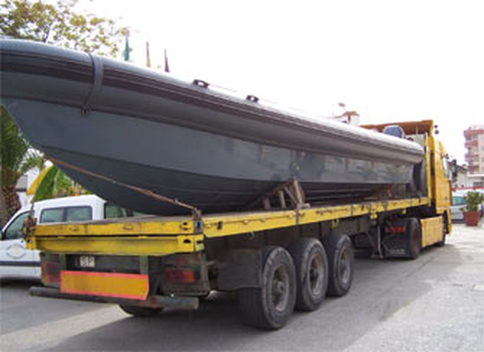 La Policía Local detiene a tres personas e interviene una planeadora y dos camiones